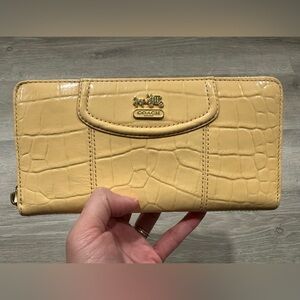CH41 New Coach Long Wallet Crocs Leather Zipper Gold Hardware Yellow  *Flaws*